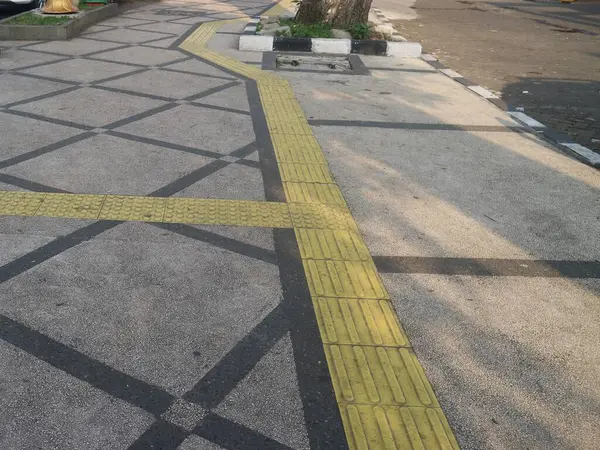 盲目の道のための近代的なタイルの道の触覚の舗装 盲目の道のための印 — ストック写真