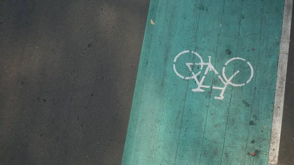 Caminho Bicicleta Sinal Estrada Sinal Desenhado Desenho Asfalto Uma Bicicleta — Fotografia de Stock