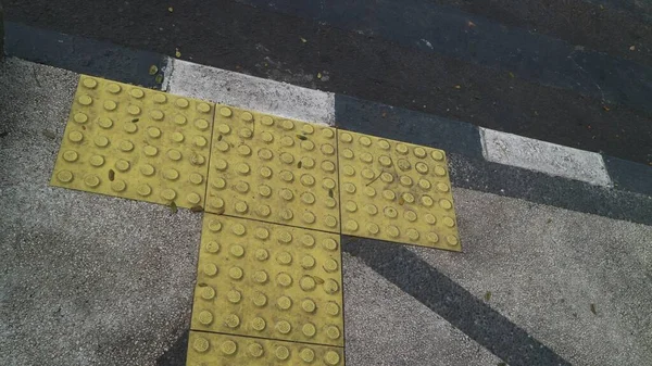 失明残疾人现代砖头路径上的触觉铺路 盲路的标志 — 图库照片