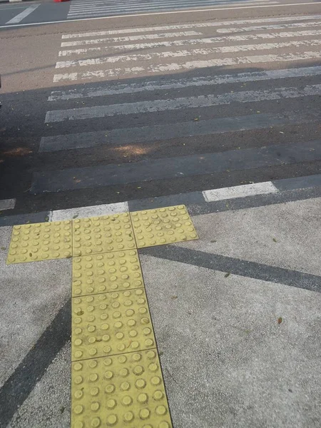 失明残疾人现代砖头路径上的触觉铺路 盲路的标志 — 图库照片