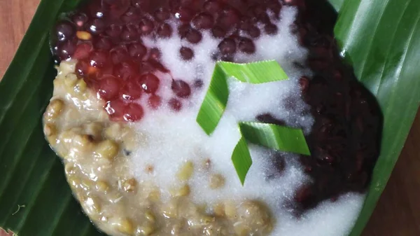 バブルジャク 伝統的なジャワの粥は緑豆 黒い粘着性がある米のお粥 ココナッツミルクおよびディナーの葉から成っています — ストック写真