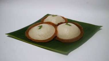 Apem ya da apem pirinç unu, yumurta, hindistan cevizi sütü, şeker ve bant ve biraz tuz ile yapılan bir yemektir.