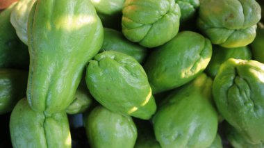 Piyasada taze çarşaf yığını, doğal arka plan.