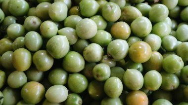 Endonezya 'daki geleneksel dükkanda taze taze taze domates satılıyor.