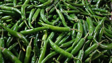 Büyük yeşil biber yığınının yüksek açılı görüntüsü