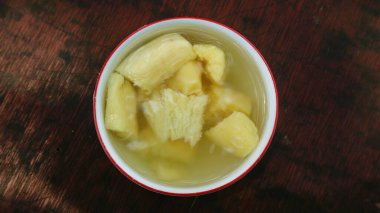 Es bandı mayalanmış kasavadan, buz küplerinden ve tatlı sudan yapılır. Ramazan 'da içki servisi için uygun.