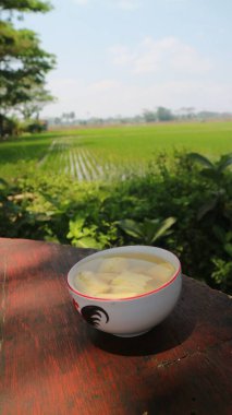 Es bandı mayalanmış kasavadan, buz küplerinden ve tatlı sudan yapılır. Ramazan 'da içki servisi için uygun.
