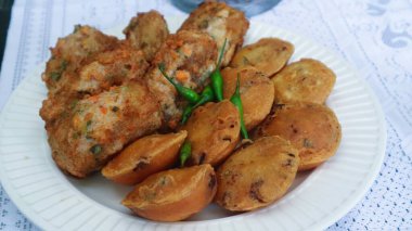 Weci, Doğu Java 'da geleneksel bir yemektir. Weci, havuç, fasulye filizi, lahana veya diğer sebzelerden oluşan buğday unundan (pirinçle karıştırılmış) yapılır.