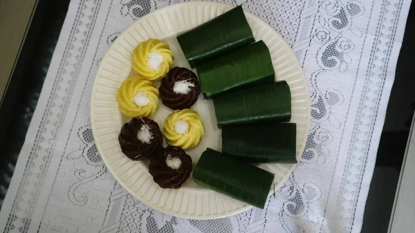 Getuk或Gethuk Lindri是一种传统的爪哇小吃 以木薯为主要原料 撒满了烤椰子 印度尼西亚受欢迎的食物 — 图库照片
