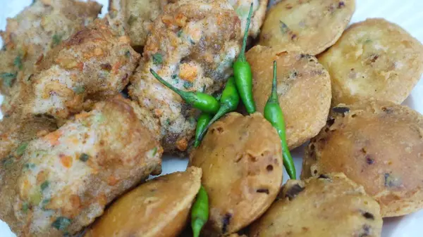 Weci是东爪哇的一种传统食物 Weci由面粉面团 与米混合 并配上胡萝卜 卷心菜或其他蔬菜 — 图库照片
