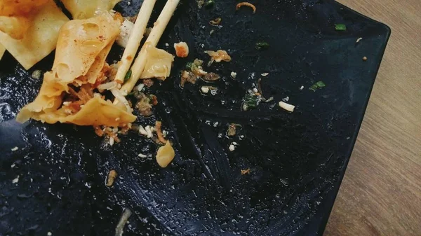 Mie Ayam Pangsit Tészta Csirkével Gombóc Zöldség Evőpálcikával Fekete Tányéron — Stock Fotó
