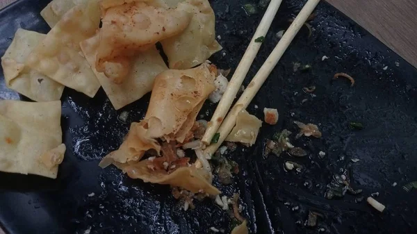 黑盘上的饺子和筷子 有选择的焦点 — 图库照片