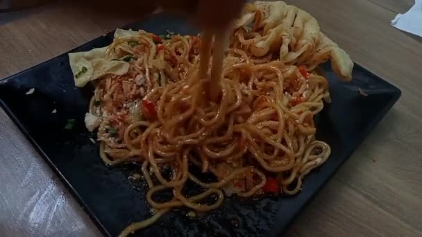 Χέρια Ανακατεύοντας Wonton Noodles Σερβίρεται Μαύρο Πιάτο Chopsticks — Αρχείο Βίντεο