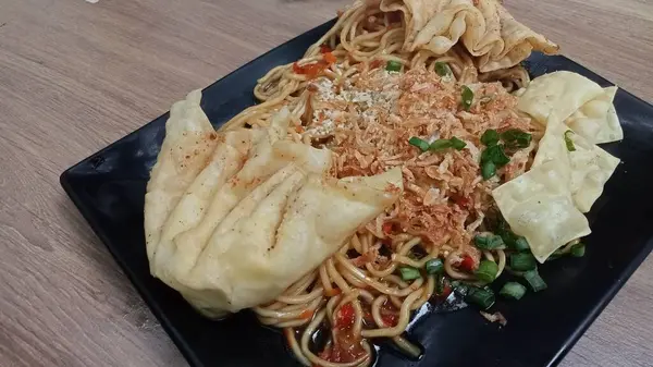 Mie Ayam Pangsit Noodles Chicken Dumplings Vegetables Chopsticks Black Plate — Stock Photo, Image