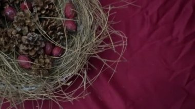 Noel arkaplanı 360 derece dönüş. Kurumuş çam kırmızı arka planda dönüyor. Yeni yıl hediyeleri, festival ve tatil alışverişi kavramı