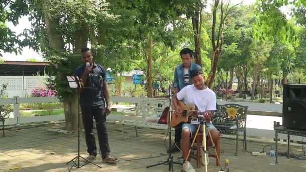 Musiciens Jouant Guitare Chantant Dehors Public Malang Java Est Indonésie — Video