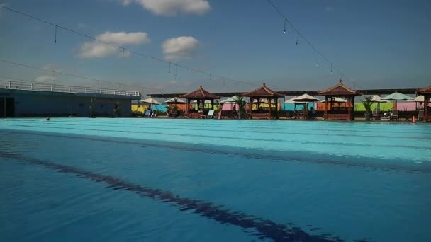 Schwimmbad Mit Klarem Wasser Sonnigen Tagen — Stockvideo