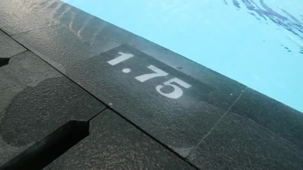 Schwimmbad Mit Wasserstandzeichen Sonnigem Tag — Stockvideo