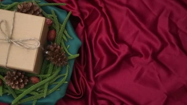 Weihnachten Hintergrund 360 Grad Drehung Tannenblätter Getrocknete Kiefern Und Geschenkkartons — Stockvideo