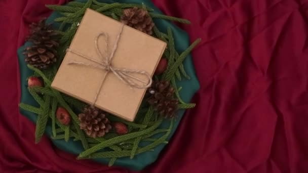 Рождественский Фон 360 Градусов Вращения Листья Ели Сушеная Сосна Подарочная — стоковое видео