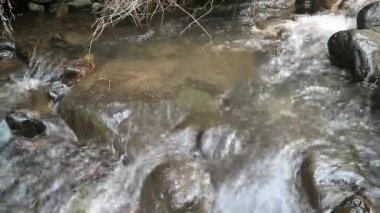 Kaybedilen su, farklı büyüklükteki taşlarla dolu bir nehirden akar. Kayalık nehir.