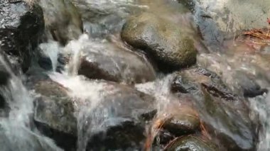 Kaybedilen su, farklı büyüklükteki taşlarla dolu bir nehirden akar. Kayalık nehir.