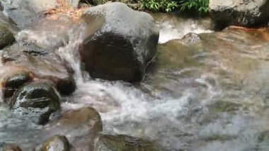 Kaybedilen su, farklı büyüklükteki taşlarla dolu bir nehirden akar. Kayalık nehir.