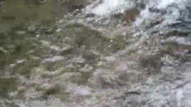 Kaybedilen su, farklı büyüklükteki taşlarla dolu bir nehirden akar. Kayalık nehir.