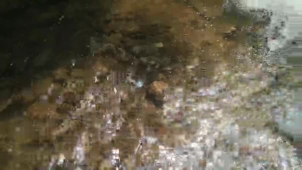 Água Perde Flui Através Rio Com Pedras Diferentes Tamanhos Nele — Vídeo de Stock