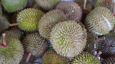 Ahşap bir sepette satılmaya hazır bir grup Durian 'ın yakın görüntüsü.