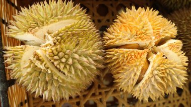 Ahşap bir sepette satılmaya hazır bir grup Durian 'ın yakın görüntüsü.