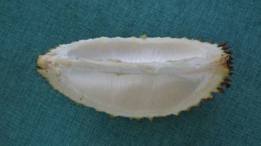 Durian derisi nişasta, pektin, temel yağlar, yan görünüm içerir.