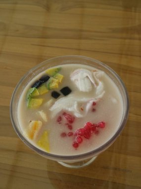 Karışık Meyve Buzu Tatlısı, Es Campur, genellikle Ramadhan ve Kurban Bayramı boyunca servis edilir.