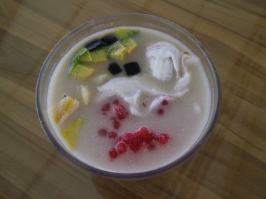 Karışık Meyve Buzu Tatlısı, Es Campur, genellikle Ramadhan ve Kurban Bayramı boyunca servis edilir.