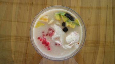 Karışık Meyve Buzu Tatlısı, Es Campur, genellikle Ramadhan ve Kurban Bayramı boyunca servis edilir.