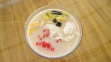 Karışık Meyve Buzu Tatlısı, Es Campur, genellikle Ramadhan ve Kurban Bayramı boyunca servis edilir.