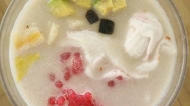 Karışık Meyve Buzu Tatlısı, Es Campur, genellikle Ramadhan ve Kurban Bayramı boyunca servis edilir.