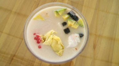 Karışık Meyve Buzu Tatlısı, Es Campur, genellikle Ramadhan ve Kurban Bayramı boyunca servis edilir.