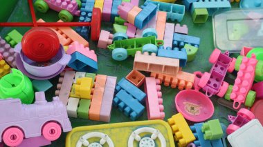 Renkli çocukların plastik binaları etrafa dağılmış. Boşluğu kopyala