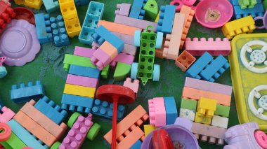 Renkli çocukların plastik binaları etrafa dağılmış. Boşluğu kopyala