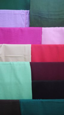 Çeşitli renkli tekstil ürünleri mağazada satılık, renkli arka plan