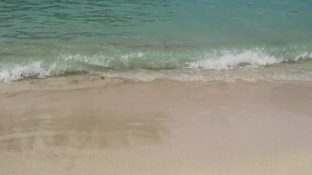 Imágenes Pequeñas Olas Salpicando Playa Arena Con Guijarros — Vídeos de Stock