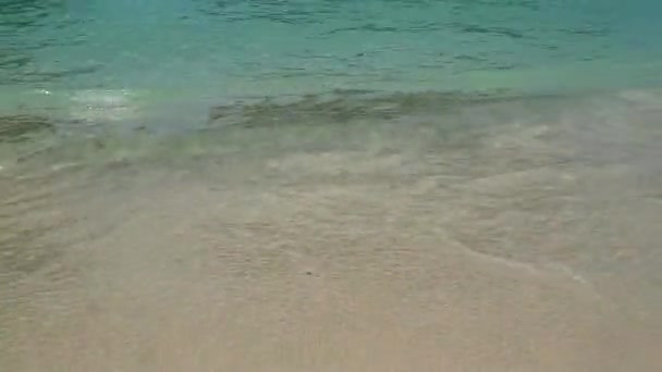 Záběry Malých Vln Šplouchajících Písečnou Pláž Oblázky — Stock video