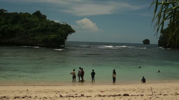 Niektórzy Ludzie Plaży Teluk Asmara Malang Indonesia Klify Skały Wybrzeżu — Wideo stockowe
