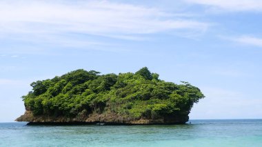 Malang Endonezya 'daki Teluk Asmara plajının manzarası, deniz kenarındaki kayalıklar ve kayalar gün doğumunda veya batımında güzel bulutlar.