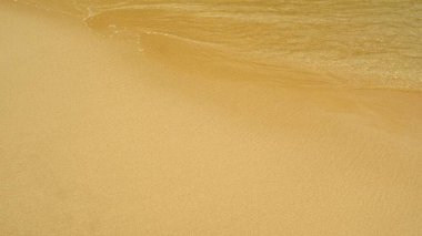 Küçük dalgaların kumsala çakıl taşlarıyla vurduğu görüntüler.