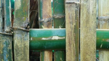 Bambudan yapılmış geleneksel çit, desenli arkaplan