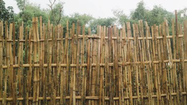Bambudan yapılmış geleneksel çit, desenli arkaplan