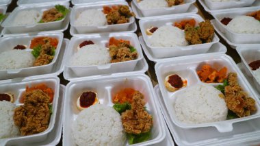 Sıralar dolusu pirinç kutusu, çıtır tavuk ve baharatlı yumurta.