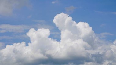 Süslü bulutlar. Dramatik bir gökyüzü. Destansı fırtına bulutları. Yumuşak güneş ışığı. Panoramik görüntü, doku, arkaplan, grafik kaynakları, tasarım, kopyalama alanı. Meteoroloji, cennet, umut, barış kavramı